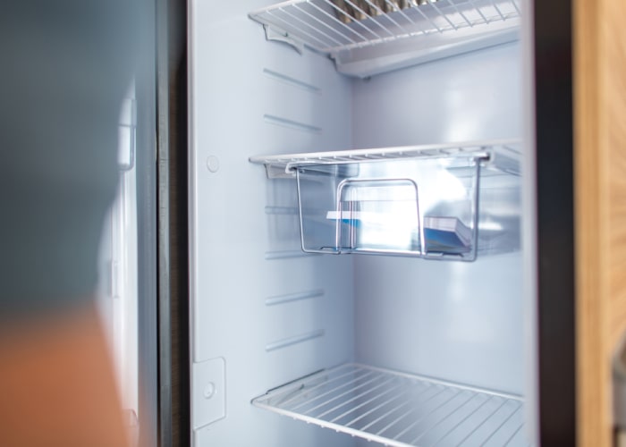 ¿por qué se calienta un refrigerador nuevo?