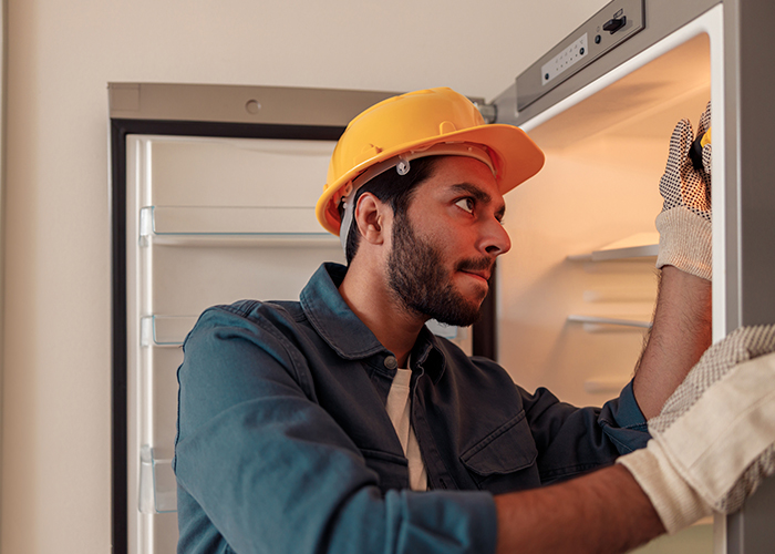 ¿Por qué se calientan los lados del refrigerador?