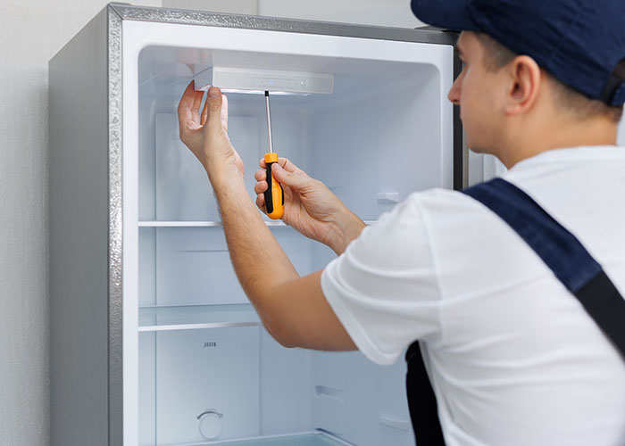 como hacer que mi refrigerador gasta menos luz
