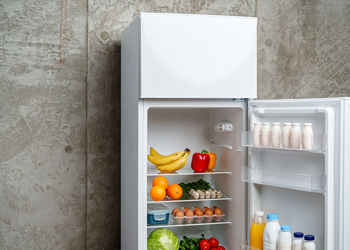 porque mi refrigerador whirlpool tira agua por dentro